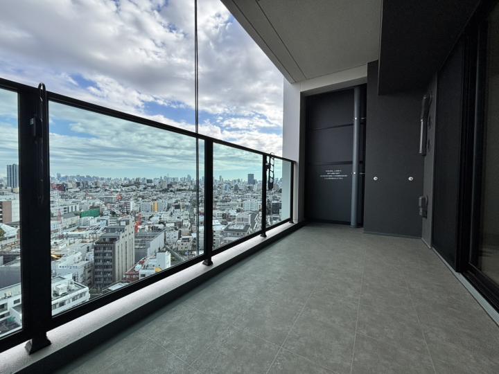 バルコニーは12平方メートルございます