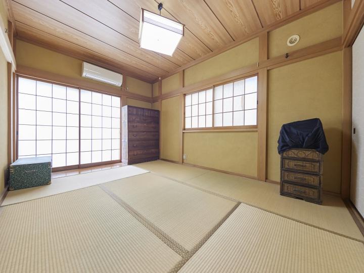 2面採光の和室空間となっております