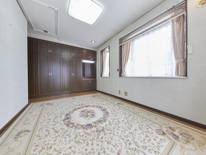 2階の洋室には屋根裏収納もございます