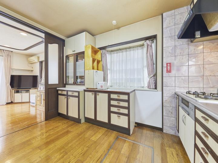 造付けの食器棚もございますので収納スペースがございます