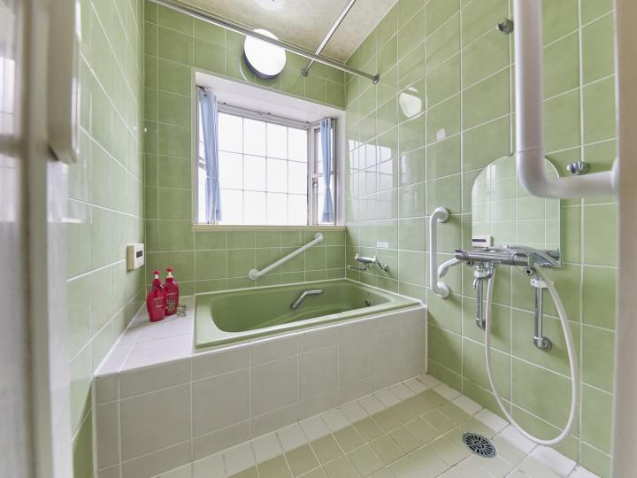 窓のあるバスルームでございます