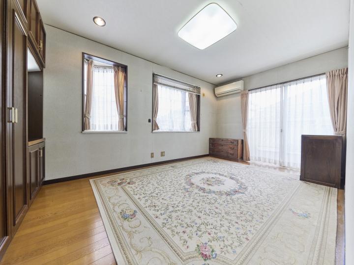 南向きのバルコニーに面した寝室です