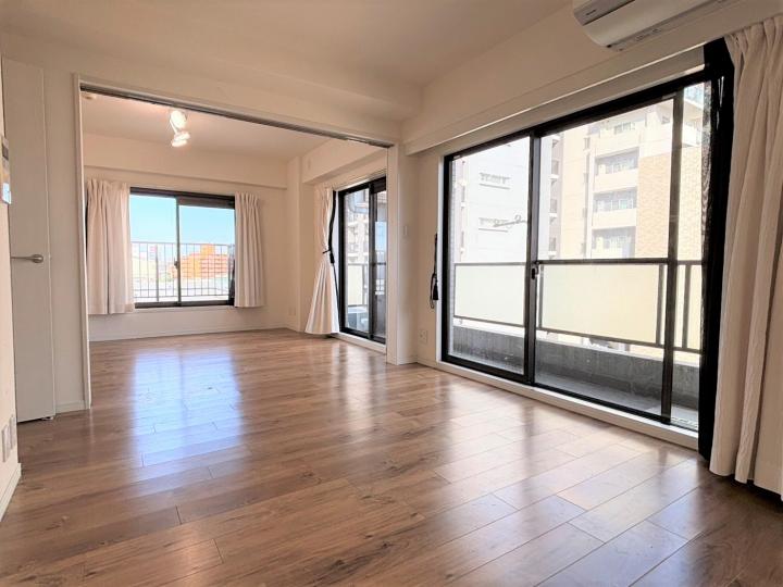 ダイニングから見た居室を含めて約15.3帖