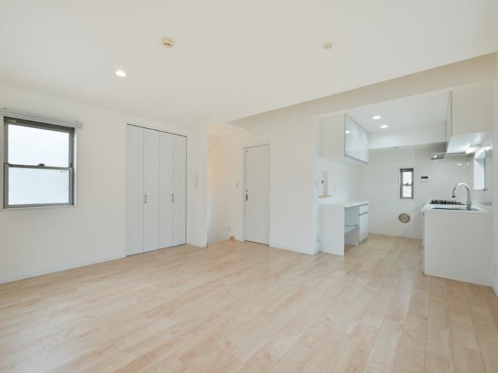 白を基調としたLDKは18帖。床暖房付きです。