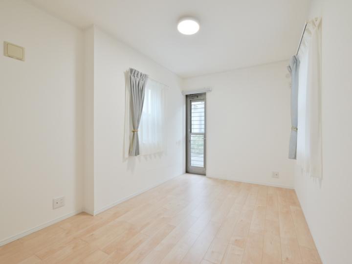 リビングも居室も白を基調とした内装です。