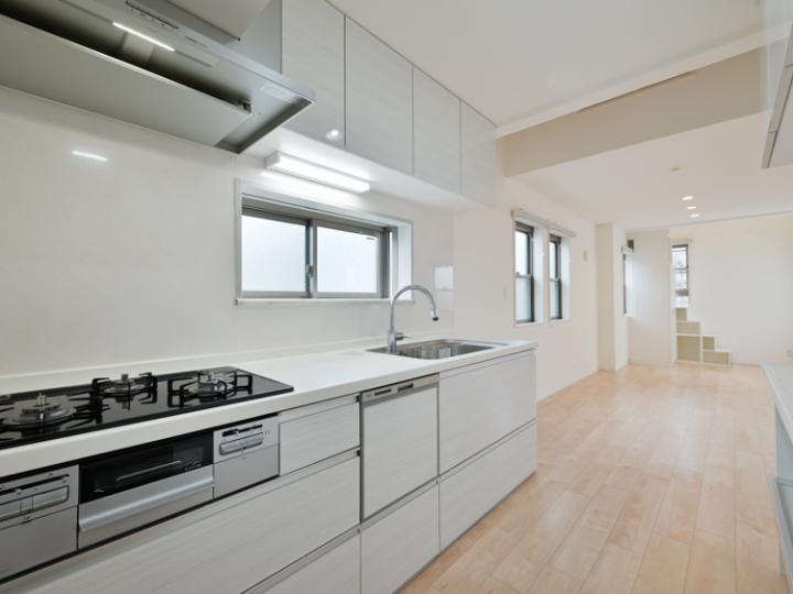 キッチンには窓があります。2023年6月に交換済みです。