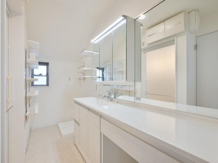 洗面化粧台は横長のタイプ。朝の混雑時も安心です。