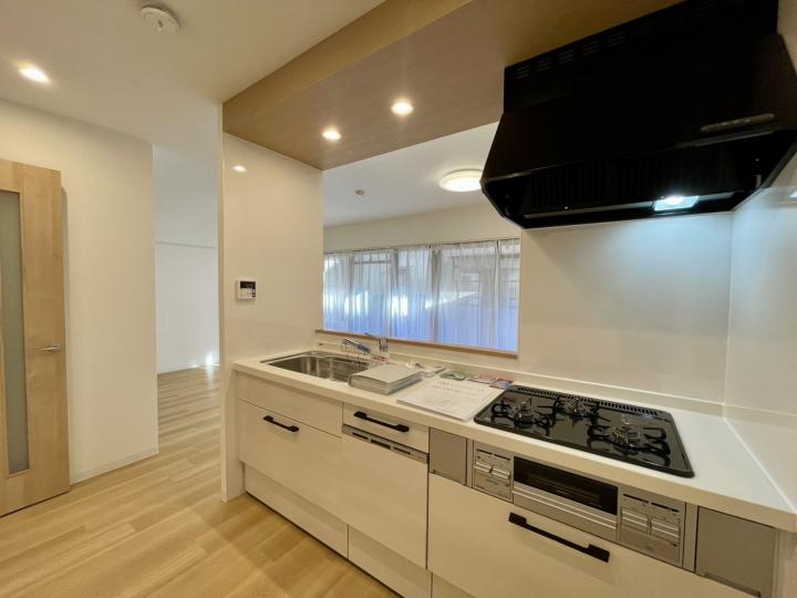 3口コンロ、食器洗い乾燥機付きです。