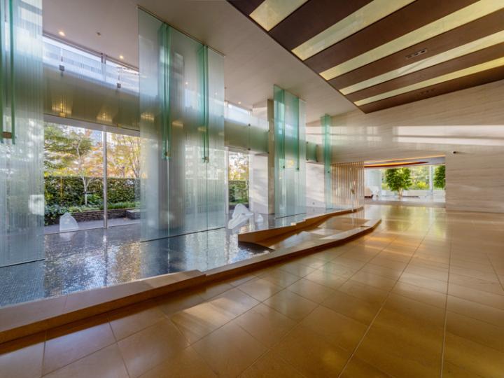 二層吹き抜けのグランドロビー