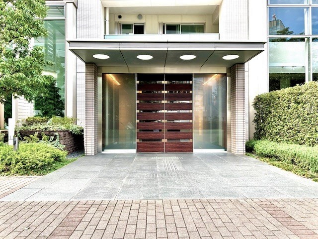 緑に囲まれたガーデンラウンジ