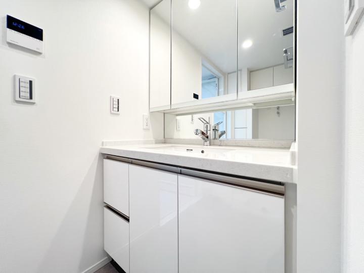 洗面化粧台は100mm幅、くもり止めも設置されています!