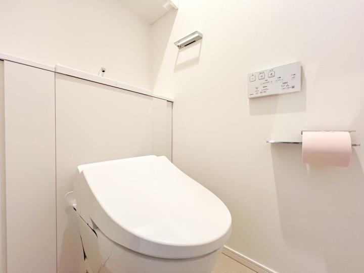 トイレは手洗い付きです!トイレ背面の上部、両サイドに収納がございます!