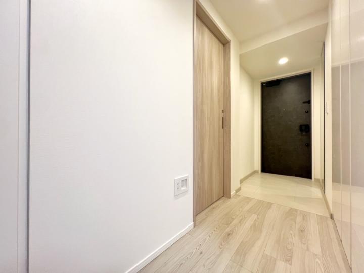 廊下には2カ所収納スペースがございます!