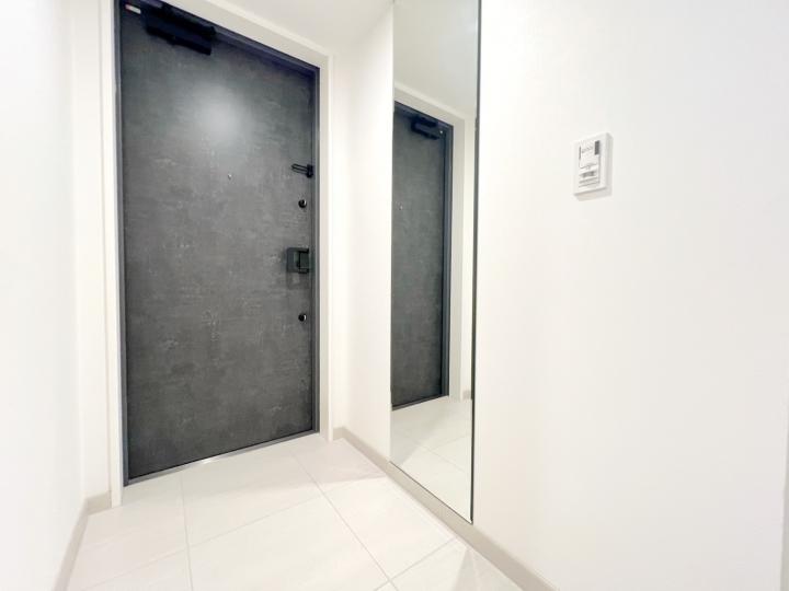 玄関には姿見鏡を設置しております!現況でのお引き渡しが可能です!