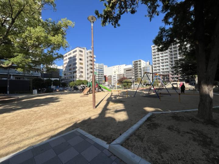 エントランス前には公園がございます!