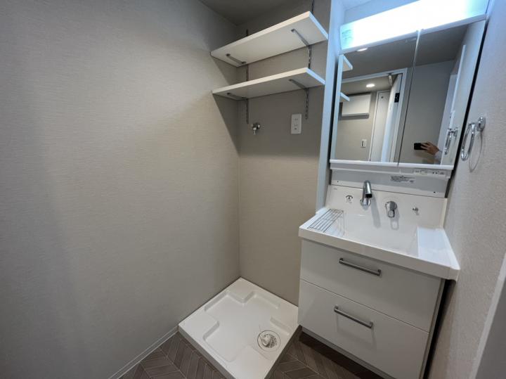 リビング手前に洗面所ございます!