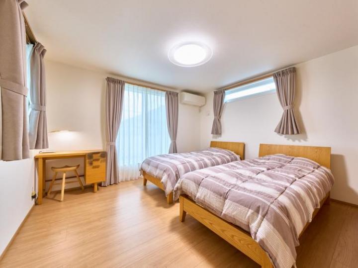 8.5帖洋室、南・東・西側に開口部あり