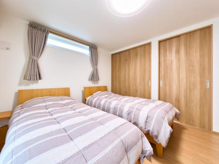 8.5帖洋室、南・東・西側に開口部あり