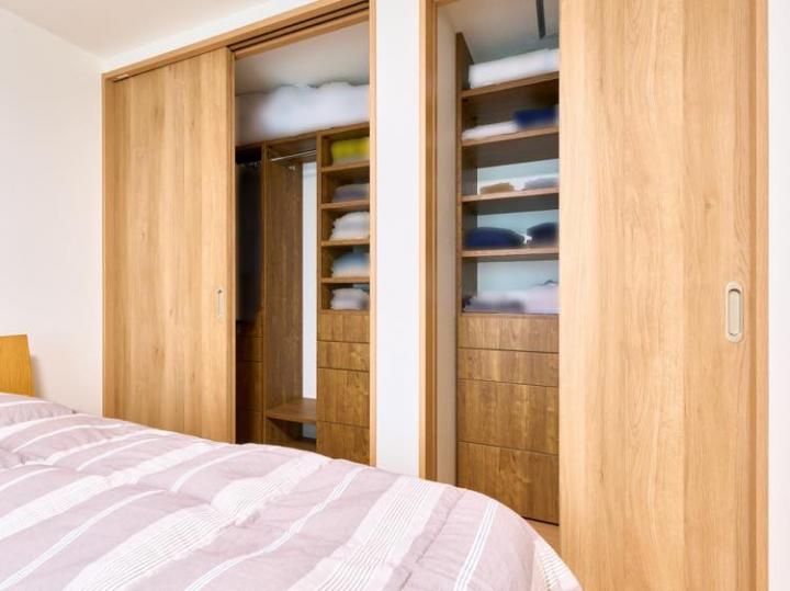 クローゼットの中に造作収納がございます