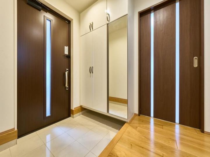 玄関周りに収納が3か所ございます