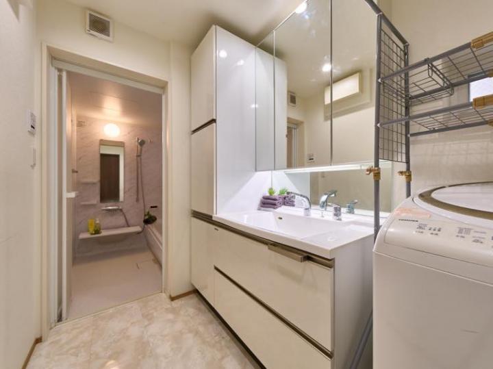 アクリル100%人造大理石フラットカウンター、鏡裏収納付き木製3面鏡、2段引出し、シャワー水栓