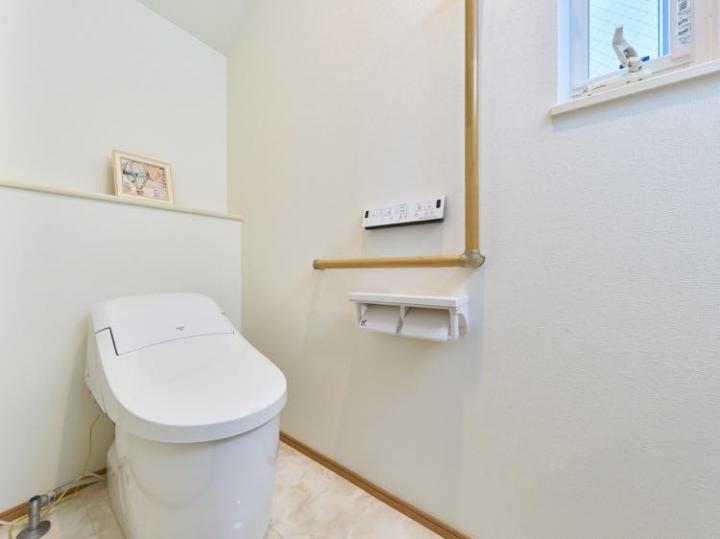 1階と2階にトイレがございます ※写真は2階トイレ