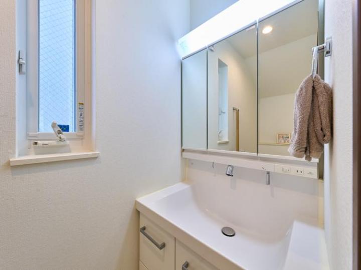 2階トイレ内には洗面スペースがございます