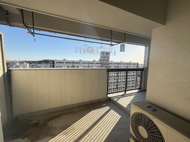 上、バルコニー