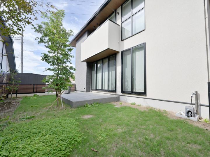 外観、タイル張りテラスと庭、シンボルツリーもあります