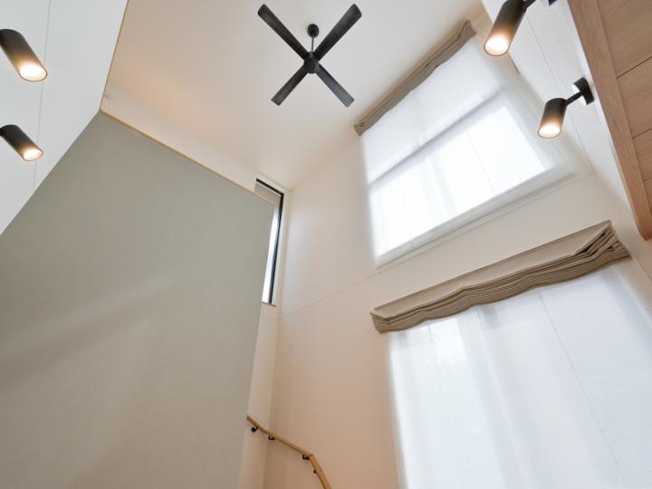 上部吹き抜け シーリングファン設置済