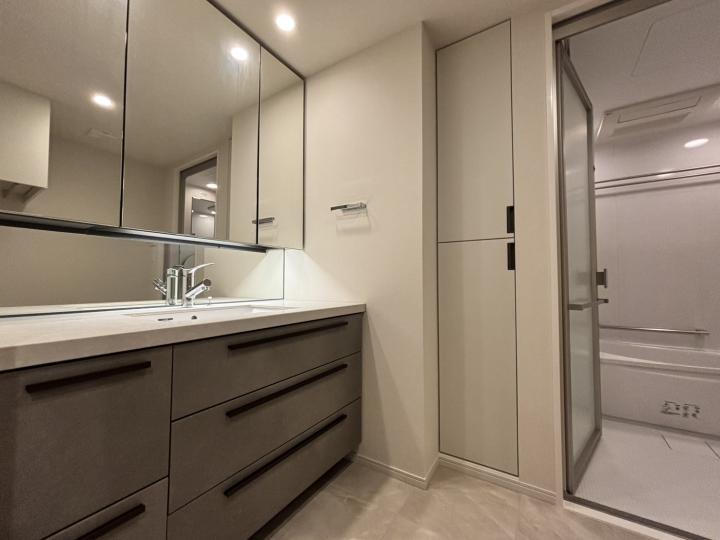 洗面台横の収納もございます