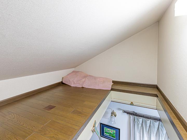 屋根裏収納