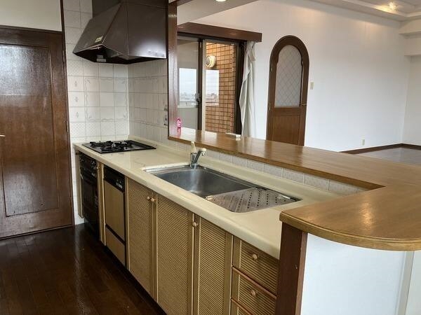 食器洗乾燥機が搭載されたキッチン。キッチンから直接洗面所に行き来でき、家事がしやすい間取りです。