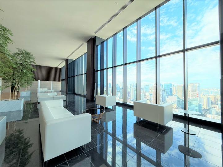 ■スカイラウンジは落ち着きのある空間で読書や考え事をするとき等に重宝します!