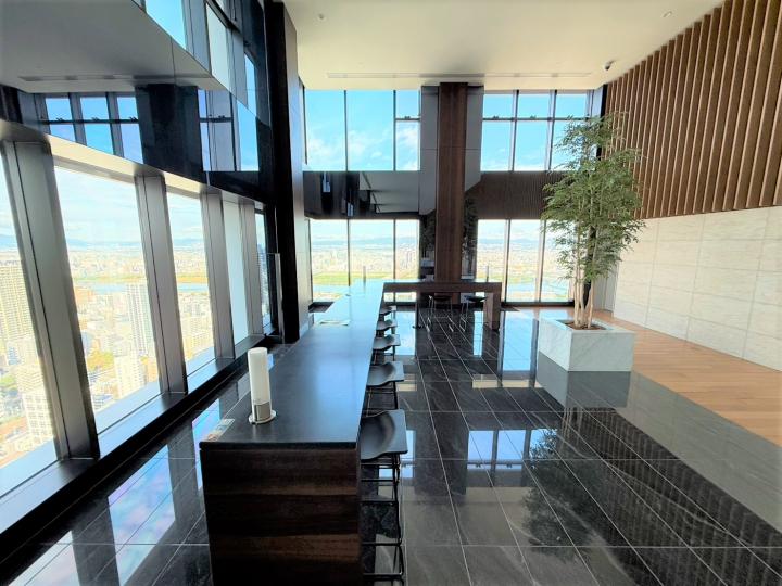 ■スカイラウンジにはカウンターデスクが併設されており、仕事等で集中したいときにおすすめです!