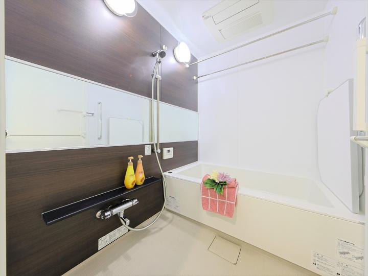 ■浴室はワイドミラー、浴室暖房乾燥機、ミストサウナ等の設備がございます!