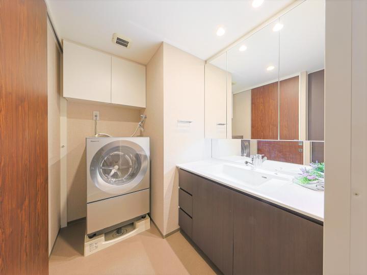 ■パウダールームには分譲時に増設した収納がございます!