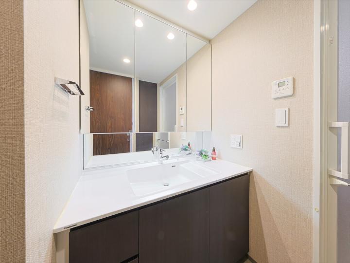 ■洗面化粧台は三面鏡になっており、カウンターとボウルに継ぎ目のない掃除のしやすい洗面台です!