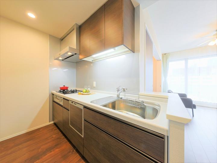 ■人造大理石のシステムキッチンには食器洗乾燥機がございます!