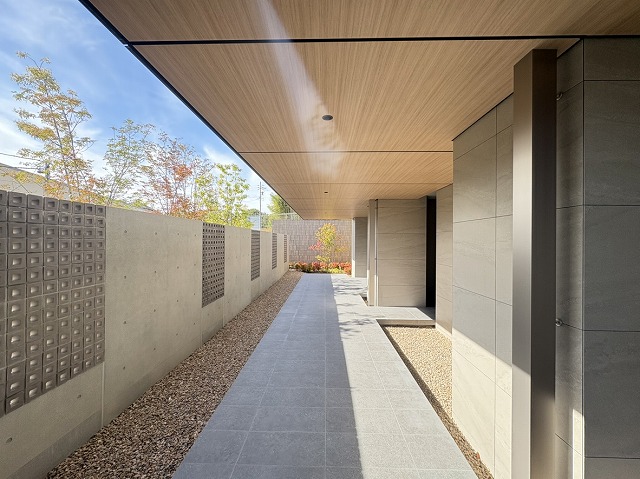 エントランスまでの廊下