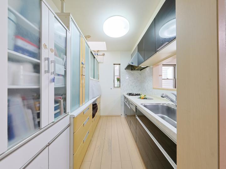 キッチン奥に窓がございます。