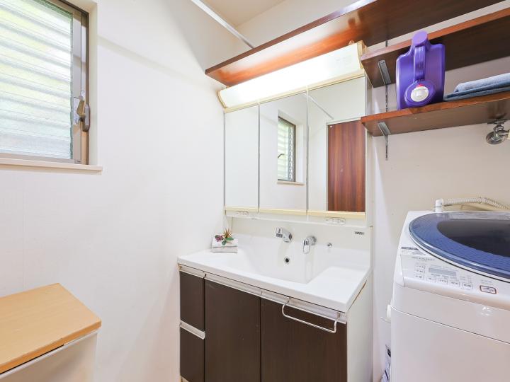 三面鏡の洗面化粧台です。