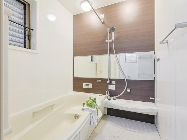 浴室には窓がございます。