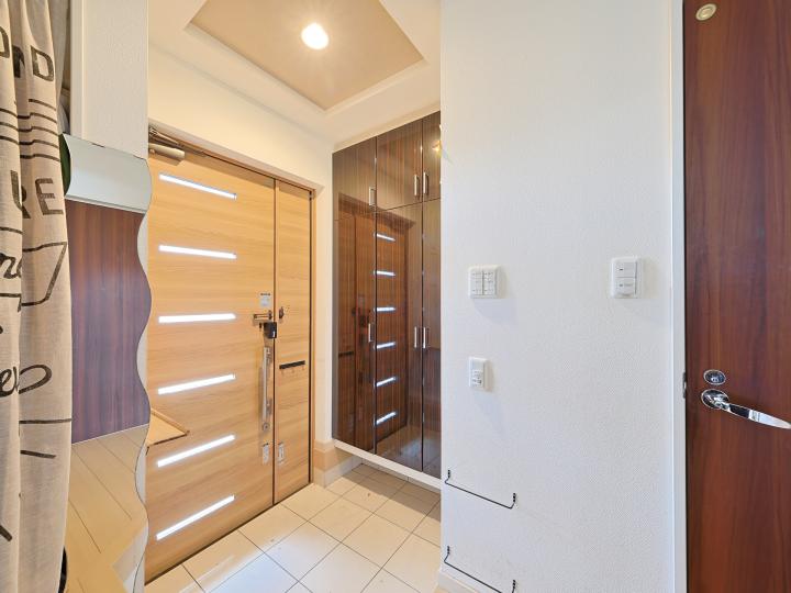 玄関を上がるとホールが広がっています。