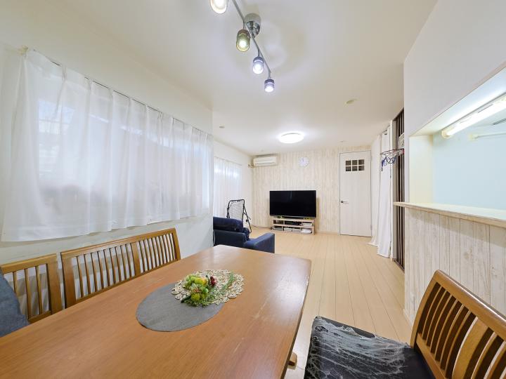 ダイニングからみたリビングです。