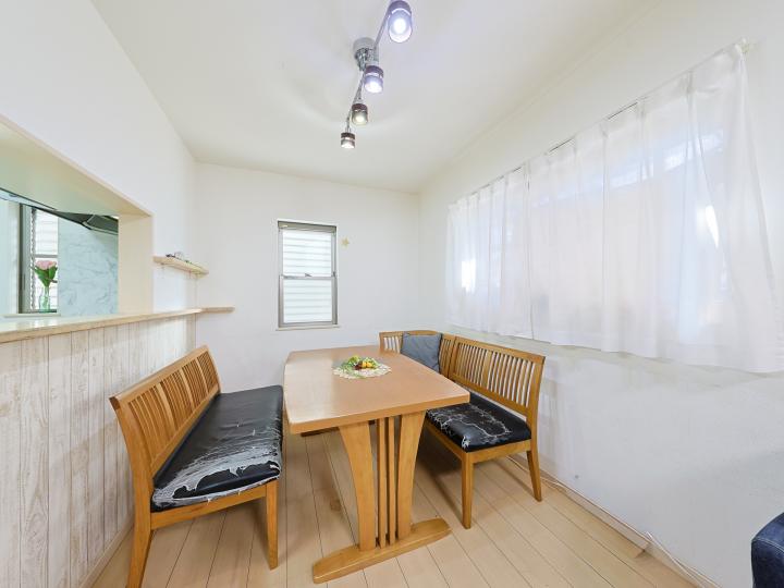 ダイニングにも南向きの窓がございます。