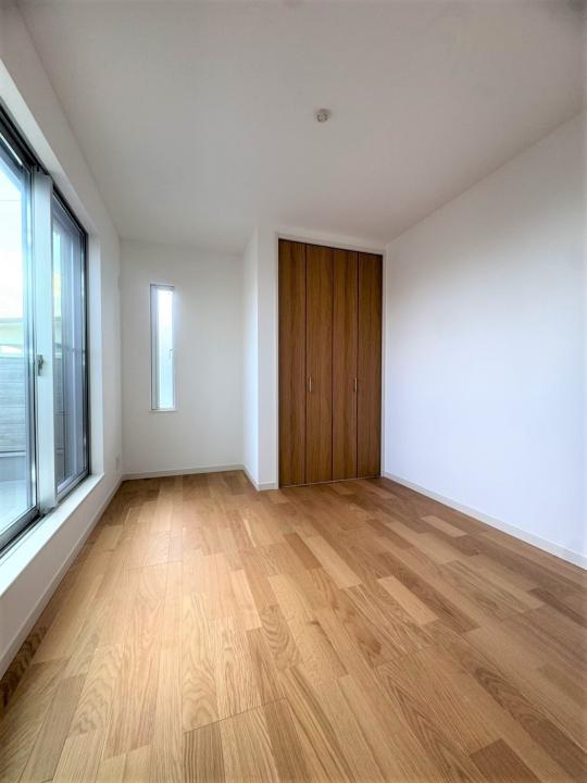 ■北西側居室(約5.4帖) バルコニーに面した明るい居室