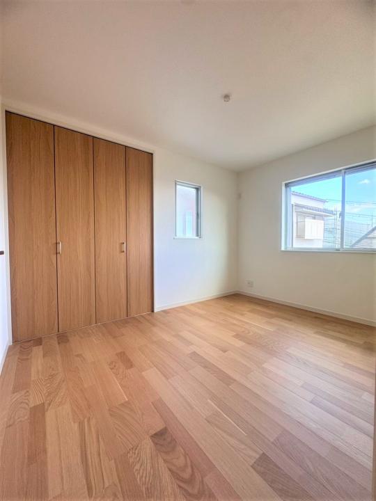 ■南東側居室(約6.0帖) 窓からは眺望も望める居室