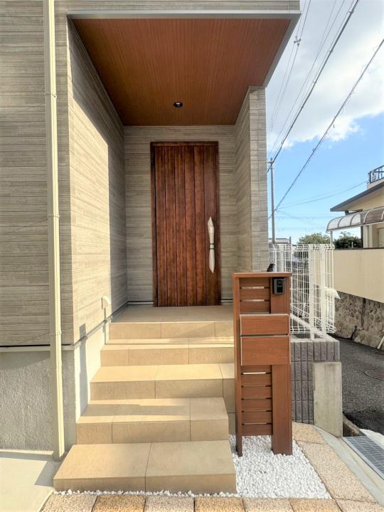 ■玄関 庇も確保されており雨の日も濡れません。