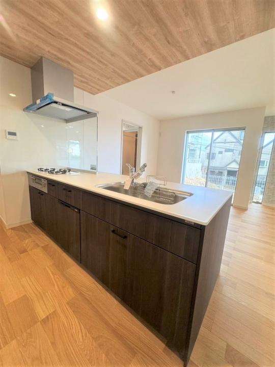 ■システムキッチン(グリル付き3口ガスコンロ、食洗乾燥機)